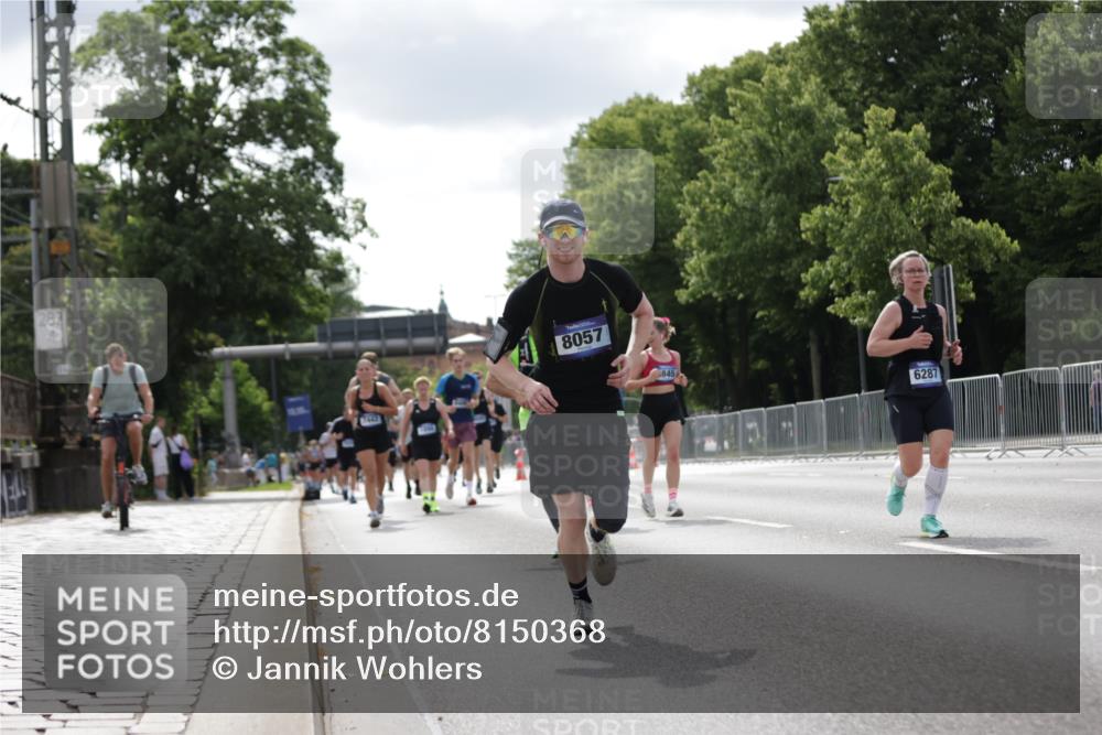 29.06.2025 - hella hamburg halbmarathon Jannik Wohlers http://msf.ph/oto/8150368 29.06.2025 10:13:45 Lombardsbrücke 1194, 1890, 3939, 4032, 4962, 6287, 7442, 7991, 8001, 8057, 8409, 9845, 9886, 11987, 12938, 13285, 13788, 15482, 15840, 17439, 18041, 18236, 18239 meine-sportfotos.de