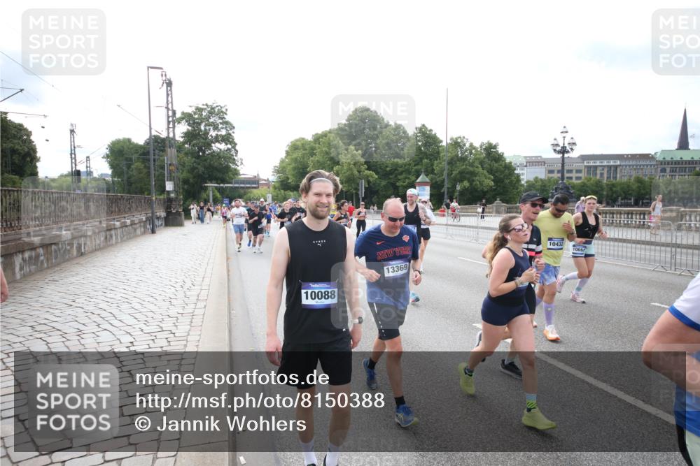 29.06.2025 - hella hamburg halbmarathon Jannik Wohlers http://msf.ph/oto/8150388 29.06.2025 10:22:06 Lombardsbrücke 1187, 1598, 2022, 2294, 2351, 2479, 2886, 3108, 3430, 3457, 3511, 3910, 3946, 4113, 4114, 4131, 4556, 4559, 4829, 4969, 5079, 5343, 5798, 5838, 6030, 6048, 6049, 6303, 6307, 6347, 6820, 6826, 6899, 7097, 7188, 7190, 7276, 7794, 8355, 8511, 8855, 8931, 9204, 9392, 9598, 10065, 10086, 10241, 10432, 10573, 10663, 10902, 10917, 10961, 11046, 11665, 12592, 12933, 13248, 13369, 13460, 13472, 13820, 13963, 14079, 14240, 14314, 14333, 14334, 14901, 14903, 14906, 14980, 15114 meine-sportfotos.de