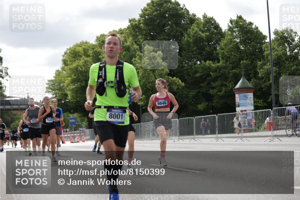 29.06.2025 - hella hamburg halbmarathon Jannik Wohlers http://msf.ph/oto/8150399 29.06.2025 10:13:48 Lombardsbrücke 1194, 1890, 3939, 4032, 4962, 6089, 6287, 7209, 7442, 7991, 8001, 8057, 8409, 8892, 9845, 9886, 11987, 12938, 13285, 13788, 14488, 15840, 17439, 18041, 18236, 18239 meine-sportfotos.de