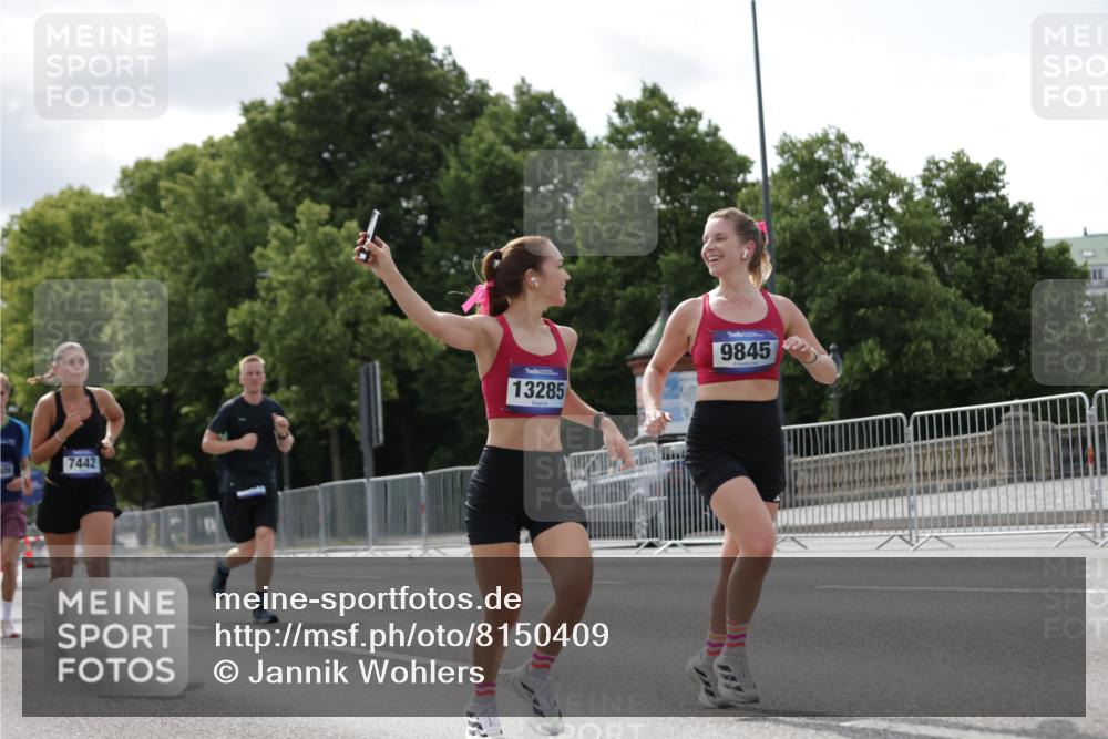 29.06.2025 - hella hamburg halbmarathon Jannik Wohlers http://msf.ph/oto/8150409 29.06.2025 10:13:49 Lombardsbrücke 1194, 1890, 3939, 4032, 4962, 6089, 6287, 7209, 7442, 7840, 7991, 8001, 8057, 8409, 8892, 9845, 9886, 11987, 12938, 13285, 13788, 14488, 15840, 18041, 18236, 18239 meine-sportfotos.de