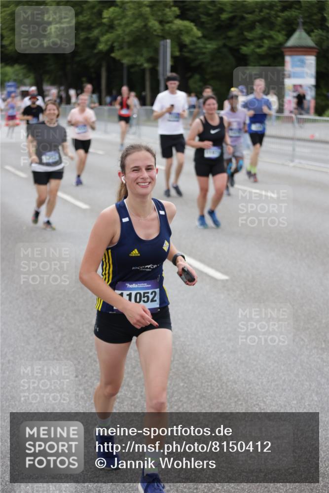 29.06.2025 - hella hamburg halbmarathon Jannik Wohlers http://msf.ph/oto/8150412 29.06.2025 10:50:42 Lombardsbrücke 1129, 1203, 1208, 1404, 1478, 2202, 2358, 2859, 3934, 4156, 4652, 4713, 4848, 4920, 5286, 5289, 5530, 7012, 7141, 7770, 7771, 7825, 8410, 8779, 9166, 9167, 10552, 10614, 10636, 11052, 11252, 11608, 11609, 11971, 12301, 12800, 13468, 13522, 14010, 14127, 14152, 14640, 15250, 15464, 16427, 16727, 16729, 16928, 17079, 17295, 19098 meine-sportfotos.de