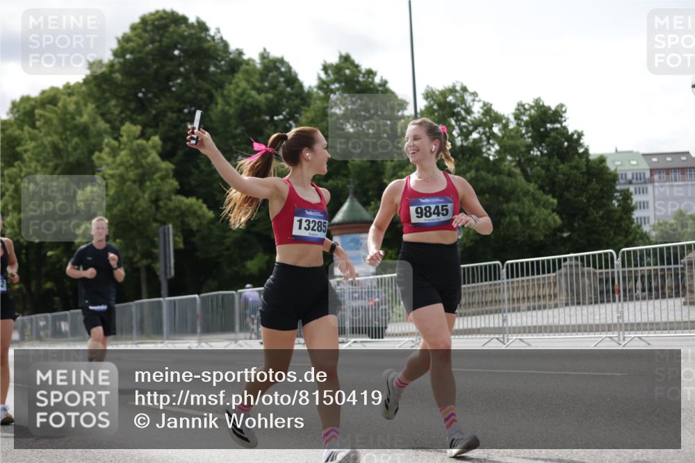 29.06.2025 - hella hamburg halbmarathon Jannik Wohlers http://msf.ph/oto/8150419 29.06.2025 10:13:49 Lombardsbrücke 1194, 1890, 3939, 4032, 4962, 6089, 6287, 7209, 7442, 7840, 7991, 8001, 8057, 8409, 8892, 9845, 9886, 11987, 12938, 13285, 13788, 14488, 15840, 18041, 18236, 18239 meine-sportfotos.de