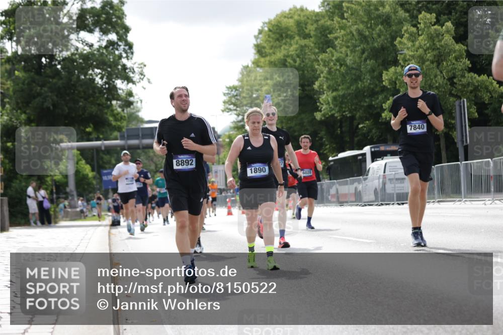29.06.2025 - hella hamburg halbmarathon Jannik Wohlers http://msf.ph/oto/8150522 29.06.2025 10:13:56 Lombardsbrücke 1406, 2494, 3756, 3939, 4032, 6028, 6083, 6089, 6366, 7209, 7442, 7802, 7840, 7991, 8001, 8057, 8409, 8892, 9845, 10224, 12467, 12938, 13237, 13285, 14488, 16126 meine-sportfotos.de