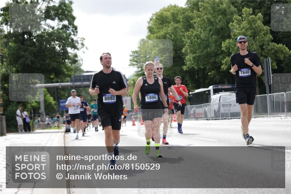 29.06.2025 - hella hamburg halbmarathon Jannik Wohlers http://msf.ph/oto/8150529 29.06.2025 10:13:56 Lombardsbrücke 1406, 2494, 3756, 3939, 4032, 6028, 6083, 6089, 6366, 7209, 7442, 7802, 7840, 7991, 8001, 8057, 8409, 8892, 9845, 10224, 12467, 12938, 13237, 13285, 14488, 16126 meine-sportfotos.de