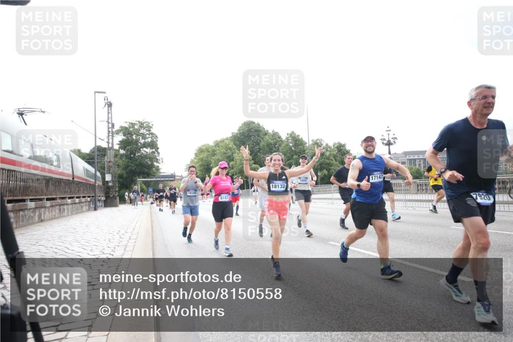 29.06.2025 - hella hamburg halbmarathon Jannik Wohlers http://msf.ph/oto/8150558 29.06.2025 10:23:51 Lombardsbrücke 1005, 1009, 1389, 2132, 2477, 3013, 3185, 3285, 3579, 4162, 4684, 4719, 4993, 5039, 5954, 6478, 6524, 6526, 7426, 7528, 7920, 7975, 8167, 8187, 8297, 9063, 11306, 11347, 12210, 13711, 14433, 14439, 14824, 15352, 15456, 16345, 16861, 17147, 17262, 17414, 17559, 17560, 18077, 18109, 18132, 18210 meine-sportfotos.de