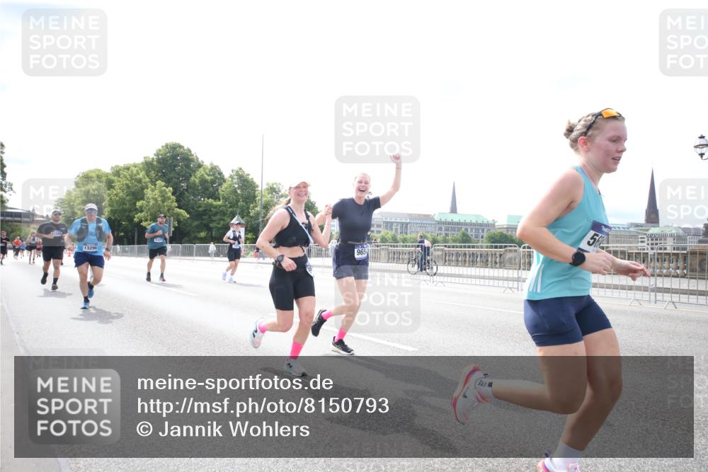 29.06.2025 - hella hamburg halbmarathon Jannik Wohlers http://msf.ph/oto/8150793 29.06.2025 10:27:54 Lombardsbrücke 3445, 5369, 5604, 7667, 8215, 8327, 9653, 9654, 13045, 13296, 13400, 14017, 14155, 15123, 18256, 18604, 19180 meine-sportfotos.de