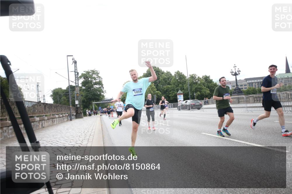 29.06.2025 - hella hamburg halbmarathon Jannik Wohlers http://msf.ph/oto/8150864 29.06.2025 10:30:24 Lombardsbrücke 1059, 1472, 2268, 2505, 2569, 3131, 3281, 4198, 6556, 7071, 7120, 9830, 11981, 11984, 14095, 14216, 14803, 15299, 16791, 18362, 18795, 18860 meine-sportfotos.de