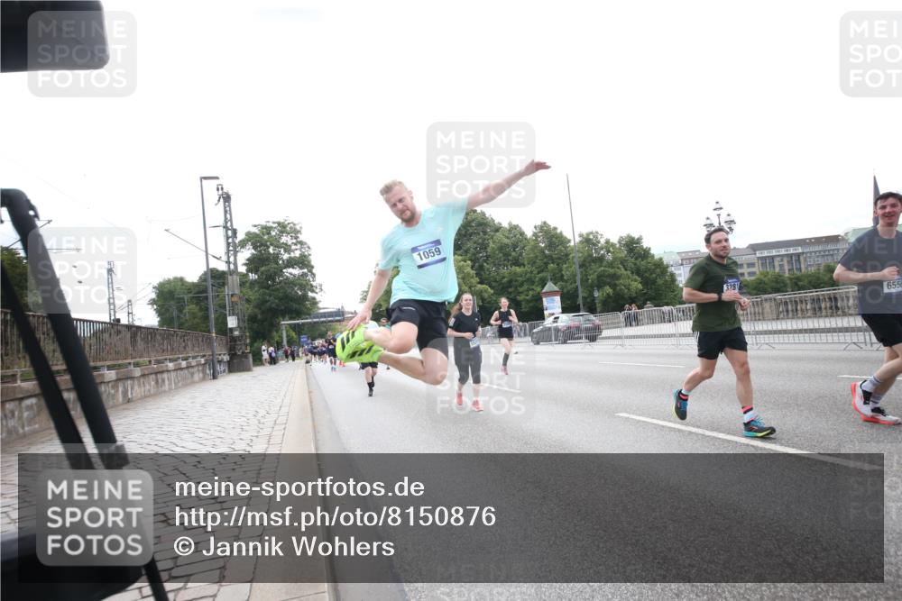29.06.2025 - hella hamburg halbmarathon Jannik Wohlers http://msf.ph/oto/8150876 29.06.2025 10:30:24 Lombardsbrücke 1059, 1472, 2268, 2505, 2569, 3131, 3281, 4198, 6556, 7071, 7120, 9830, 11981, 11984, 14095, 14216, 14803, 15299, 16791, 18362, 18795, 18860 meine-sportfotos.de