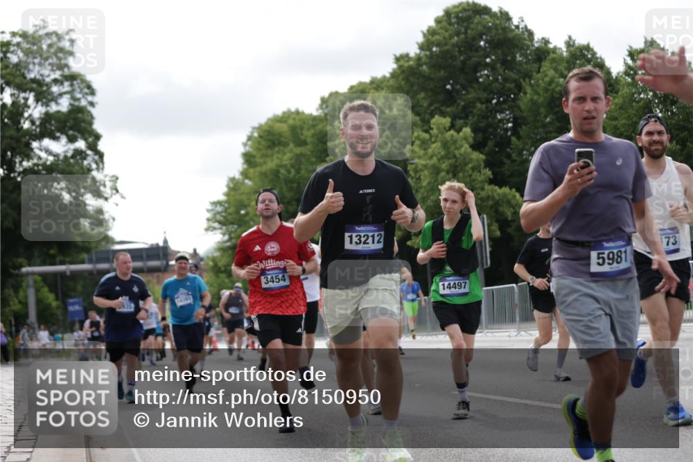 29.06.2025 - hella hamburg halbmarathon Jannik Wohlers http://msf.ph/oto/8150950 29.06.2025 10:14:23 Lombardsbrücke 1071, 1728, 2046, 2601, 2690, 2990, 3025, 3154, 3454, 3691, 3834, 5191, 5608, 5981, 6935, 7195, 7439, 8055, 8147, 8239, 8522, 8755, 9173, 9556, 9663, 9709, 10391, 10610, 10963, 11643, 12901, 13212, 13366, 13386, 13393, 13673, 13674, 14015, 14195, 14452, 14497, 15048, 15700, 16036, 16167, 16287, 16288, 16776, 17296, 17453, 17975, 18015, 18176 meine-sportfotos.de