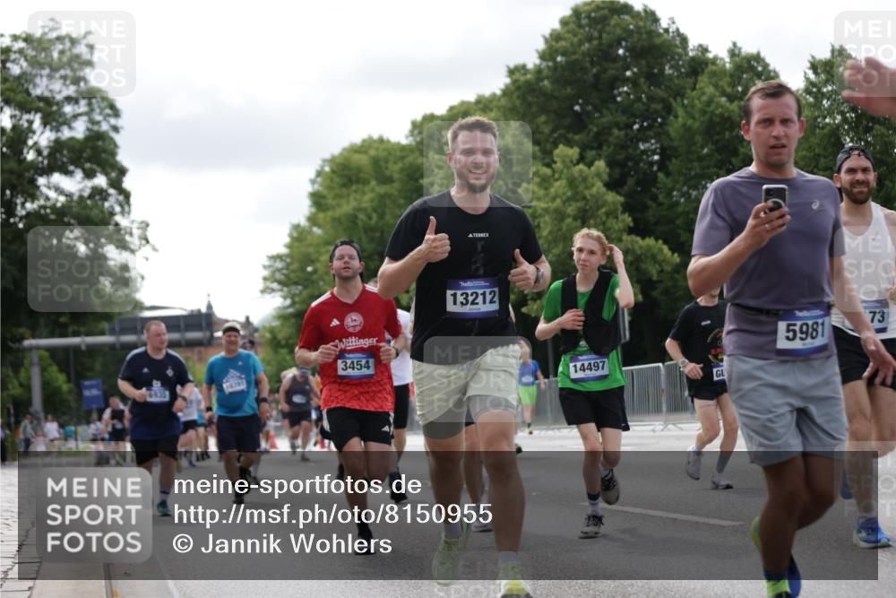 29.06.2025 - hella hamburg halbmarathon Jannik Wohlers http://msf.ph/oto/8150955 29.06.2025 10:14:23 Lombardsbrücke 1071, 1728, 2046, 2601, 2690, 2990, 3025, 3154, 3454, 3691, 3834, 5191, 5608, 5981, 6935, 7195, 7439, 8055, 8147, 8239, 8522, 8755, 9173, 9556, 9663, 9709, 10391, 10610, 10963, 11643, 12901, 13212, 13366, 13386, 13393, 13673, 13674, 14015, 14195, 14452, 14497, 15048, 15700, 16036, 16167, 16287, 16288, 16776, 17296, 17453, 17975, 18015, 18176 meine-sportfotos.de
