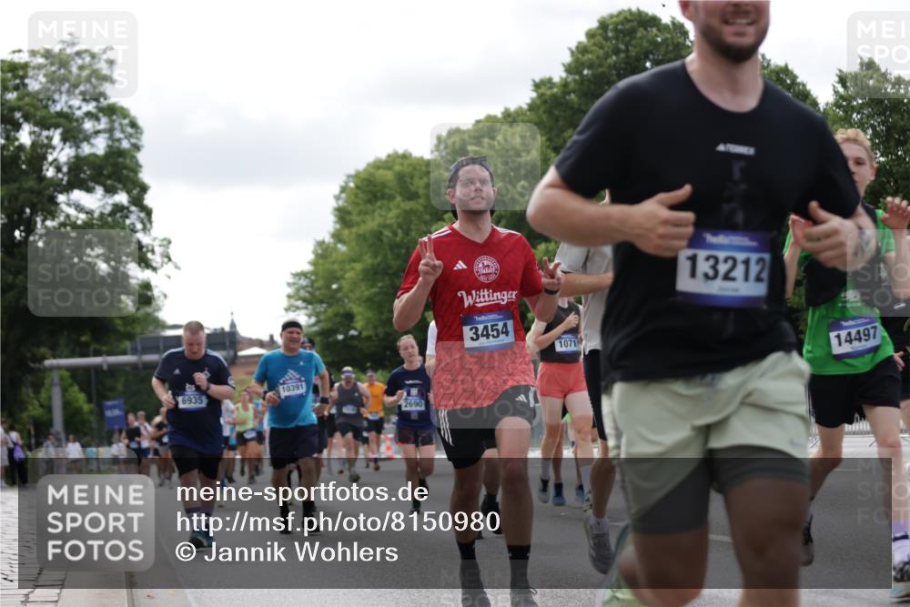 29.06.2025 - hella hamburg halbmarathon Jannik Wohlers http://msf.ph/oto/8150980 29.06.2025 10:14:24 Lombardsbrücke 1071, 1728, 2046, 2601, 2690, 3025, 3154, 3454, 3691, 5191, 5608, 5981, 6935, 7195, 7439, 8055, 8239, 8522, 8755, 8854, 9173, 9556, 9663, 9709, 10391, 10610, 10963, 11643, 12901, 13212, 13366, 13386, 13393, 13673, 13674, 14015, 14195, 14452, 14497, 15048, 15700, 16036, 16167, 16287, 16288, 16776, 17296, 17453, 17975, 18015, 18176 meine-sportfotos.de