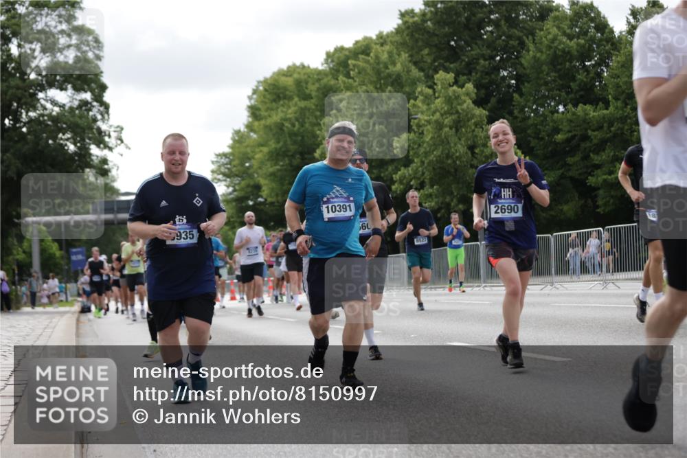 29.06.2025 - hella hamburg halbmarathon Jannik Wohlers http://msf.ph/oto/8150997 29.06.2025 10:14:26 Lombardsbrücke 1071, 1379, 1575, 1728, 2046, 2601, 2690, 3025, 3454, 3691, 4641, 5191, 5608, 5981, 6935, 7195, 7439, 8055, 8239, 8522, 8563, 8755, 8854, 9173, 9556, 9663, 9709, 10391, 10717, 10963, 11611, 11643, 12901, 13212, 13366, 13386, 13393, 13673, 13674, 14015, 14195, 14452, 14497, 14999, 15048, 15700, 16287, 16288, 16776, 17296, 17453, 17708, 17847, 18015, 18176 meine-sportfotos.de