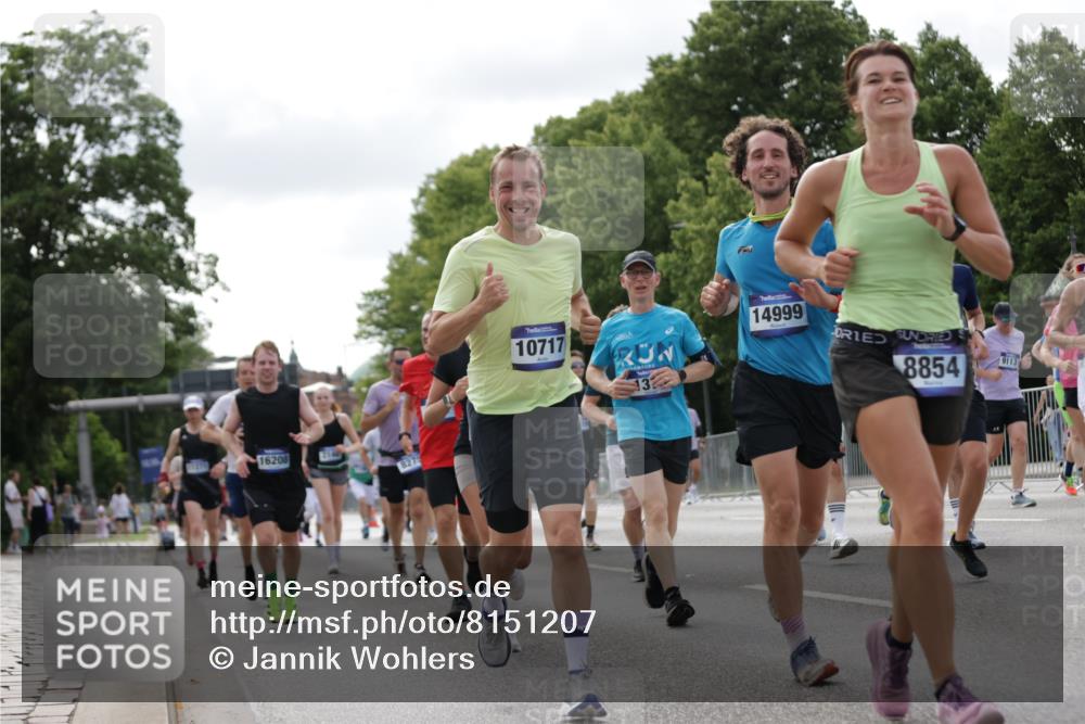 29.06.2025 - hella hamburg halbmarathon Jannik Wohlers http://msf.ph/oto/8151207 29.06.2025 10:14:33 Lombardsbrücke 1071, 1379, 1575, 2046, 2140, 2601, 2690, 3025, 3454, 3507, 3509, 3691, 3844, 4495, 4641, 5608, 5800, 6181, 6248, 6935, 7195, 7439, 7881, 8055, 8239, 8275, 8522, 8563, 8609, 8854, 9113, 9173, 9911, 10391, 10589, 10717, 10963, 11271, 11598, 11611, 11643, 11683, 12634, 13212, 13393, 13683, 14015, 14195, 14452, 14497, 14617, 14999, 15037, 15038, 15700, 16208, 16419, 17708, 17847, 18015, 18176 meine-sportfotos.de