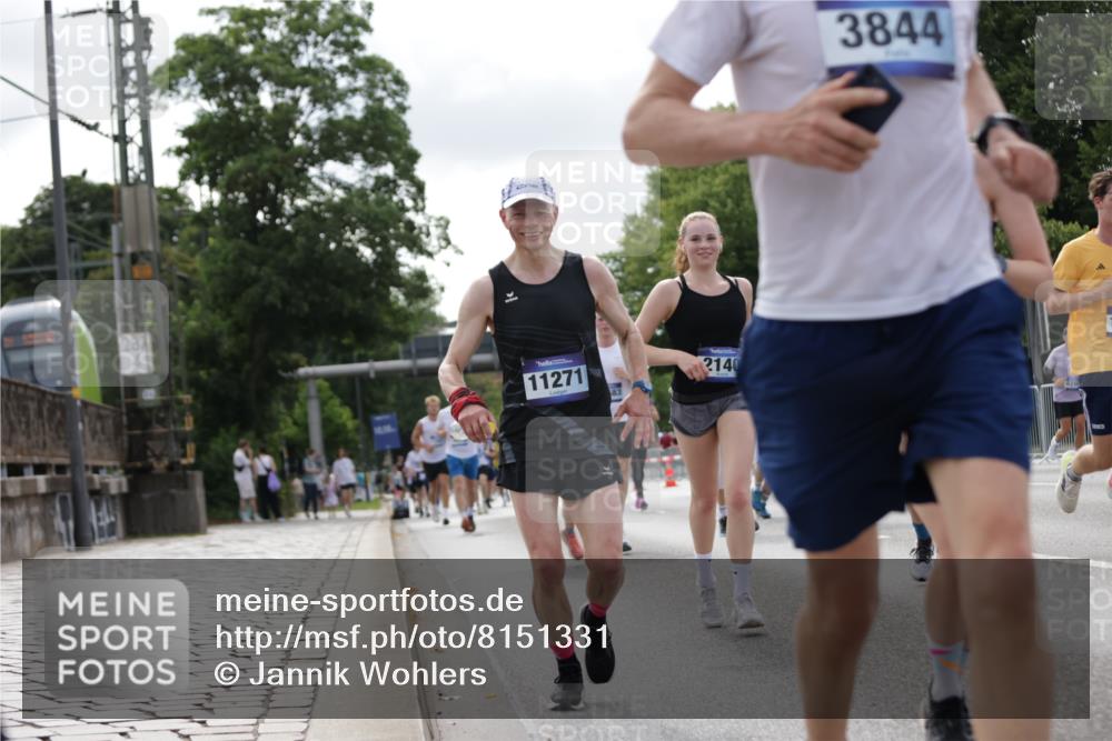 29.06.2025 - hella hamburg halbmarathon Jannik Wohlers http://msf.ph/oto/8151331 29.06.2025 10:14:37 Lombardsbrücke 1071, 1296, 1379, 1575, 1745, 2140, 2281, 2601, 2690, 3025, 3507, 3509, 3513, 3844, 4495, 4641, 5608, 5800, 6181, 6248, 7195, 7439, 7881, 8237, 8239, 8275, 8522, 8563, 8609, 8854, 9113, 9173, 9911, 9975, 10589, 10717, 10963, 11271, 11598, 11611, 11643, 11683, 12634, 13393, 13683, 13881, 14015, 14195, 14452, 14617, 14999, 15037, 15038, 15700, 16208, 16419, 17128, 17708, 17847, 18015, 18176 meine-sportfotos.de