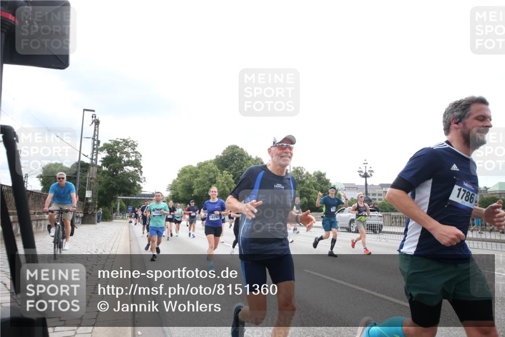 29.06.2025 - hella hamburg halbmarathon Jannik Wohlers http://msf.ph/oto/8151360 29.06.2025 10:35:13 Lombardsbrücke 1336, 1730, 1786, 1821, 2001, 2425, 2787, 3243, 4333, 4902, 4965, 5147, 5240, 5793, 6381, 6746, 6867, 7382, 8567, 9342, 9470, 9803, 9806, 9819, 10565, 10652, 12026, 12408, 12851, 13240, 13318, 13505, 13805, 13899, 14402, 14684, 15032, 16487, 16710, 17289, 17331, 17689, 17817, 17868, 17883, 17974, 17996, 17998, 18036, 18292, 18361, 18524, 18570, 18912 meine-sportfotos.de