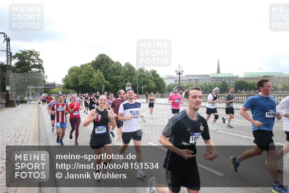 29.06.2025 - hella hamburg halbmarathon Jannik Wohlers http://msf.ph/oto/8151534 29.06.2025 10:35:52 Lombardsbrücke 1008, 1010, 1102, 1775, 1780, 1835, 2870, 3398, 3404, 3699, 3741, 3877, 4245, 4326, 4442, 4937, 5012, 5246, 5427, 5540, 5573, 5666, 5809, 5919, 6092, 6093, 6417, 6896, 7086, 7111, 7140, 7275, 7575, 7576, 8356, 8498, 8530, 8581, 9117, 9229, 9978, 10024, 10112, 10146, 10336, 10341, 10577, 11010, 11541, 11637, 12343, 12660, 12661, 13227, 13422, 13600, 13679, 14249, 14251, 14296, 15075, 15078, 15234, 15248, 15370, 15587, 15617, 15618, 15676, 15677, 15876 meine-sportfotos.de