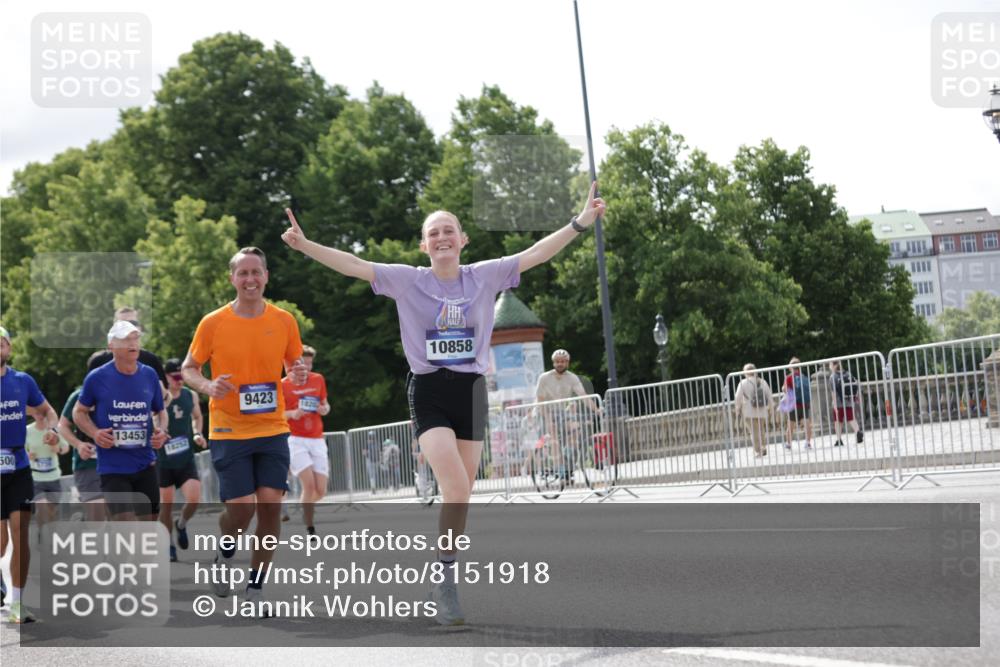 29.06.2025 - hella hamburg halbmarathon Jannik Wohlers http://msf.ph/oto/8151918 29.06.2025 10:14:59 Lombardsbrücke 1524, 2110, 2720, 3417, 3650, 5271, 5739, 5986, 6317, 7452, 7809, 7810, 8256, 9307, 9423, 9847, 9997, 10858, 12457, 12521, 12524, 13197, 13453, 13500, 15150, 15740, 16040, 16041, 17949, 18203, 18252, 18769, 18800, 18939, 19027 meine-sportfotos.de