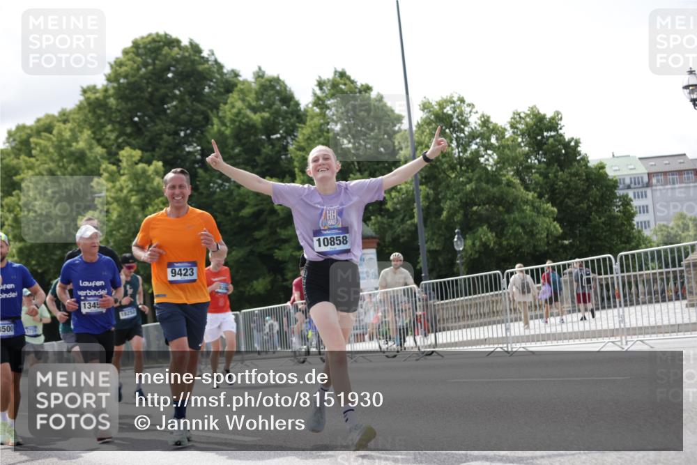 29.06.2025 - hella hamburg halbmarathon Jannik Wohlers http://msf.ph/oto/8151930 29.06.2025 10:14:59 Lombardsbrücke 1524, 2110, 2720, 3417, 3650, 5271, 5739, 5986, 6317, 7452, 7809, 7810, 8256, 9307, 9423, 9847, 9997, 10858, 12457, 12521, 12524, 13197, 13453, 13500, 15150, 15740, 16040, 16041, 17949, 18203, 18252, 18769, 18800, 18939, 19027 meine-sportfotos.de
