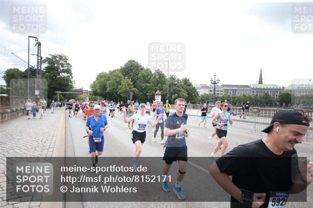 29.06.2025 - hella hamburg halbmarathon Jannik Wohlers http://msf.ph/oto/8152171 29.06.2025 10:41:01 Lombardsbrücke 1536, 1542, 2153, 2229, 2258, 3344, 3532, 3533, 3623, 4415, 4610, 5688, 5689, 5928, 5942, 6250, 6793, 6894, 7022, 7023, 7821, 8293, 8385, 8586, 8992, 10181, 10348, 10483, 11166, 11209, 11437, 11438, 12481, 13018, 13299, 13373, 13622, 13877, 14037, 14376, 14483, 14608, 14725, 15224, 16021, 16260, 16550, 16559, 16846, 17370, 17684, 18814, 18888, 18900 meine-sportfotos.de