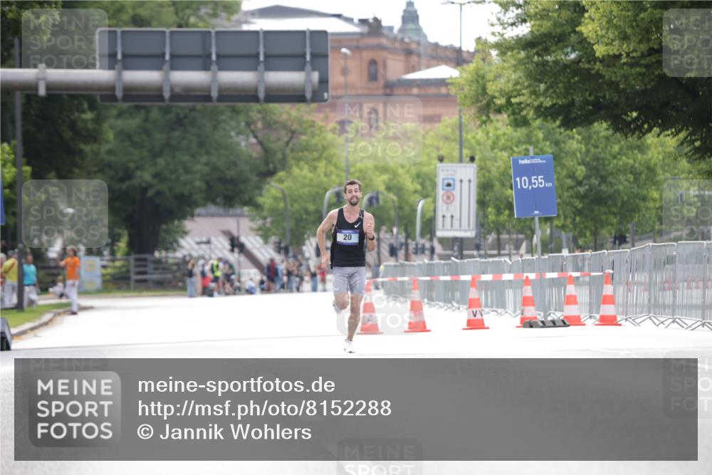 29.06.2025 - hella hamburg halbmarathon Jannik Wohlers http://msf.ph/oto/8152288 29.06.2025 09:31:17 Lombardsbrücke 1, 2, 4, 5, 6, 7, 8, 9, 10, 11, 13, 15, 16, 22, 23, 25, 58, 59 meine-sportfotos.de