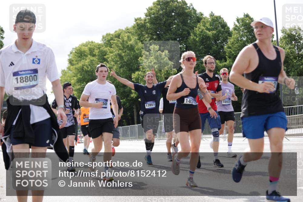 29.06.2025 - hella hamburg halbmarathon Jannik Wohlers http://msf.ph/oto/8152412 29.06.2025 10:15:19 Lombardsbrücke 1440, 2110, 2989, 3417, 4007, 4466, 4492, 4494, 5069, 6376, 6576, 7941, 7942, 9192, 9657, 10108, 10608, 10775, 12469, 13179, 13818, 13951, 14413, 14423, 14550, 14552, 14559, 14630, 15307, 15570, 15710, 15988, 16041, 16606, 16923, 16938, 17350, 18150, 18957 meine-sportfotos.de