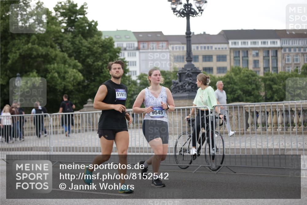 29.06.2025 - hella hamburg halbmarathon Jannik Wohlers http://msf.ph/oto/8152542 29.06.2025 10:52:31 Lombardsbrücke 2146, 2291, 2701, 2988, 3787, 4729, 6135, 6521, 7032, 7681, 7737, 8641, 9545, 10055, 10417, 10568, 10879, 10981, 11520, 11524, 11919, 12127, 12128, 12994, 14009, 14643, 14765, 14807, 14827, 14977, 14979, 15438, 15439, 15867, 16053, 16056, 16156, 16794, 16961, 18205 meine-sportfotos.de