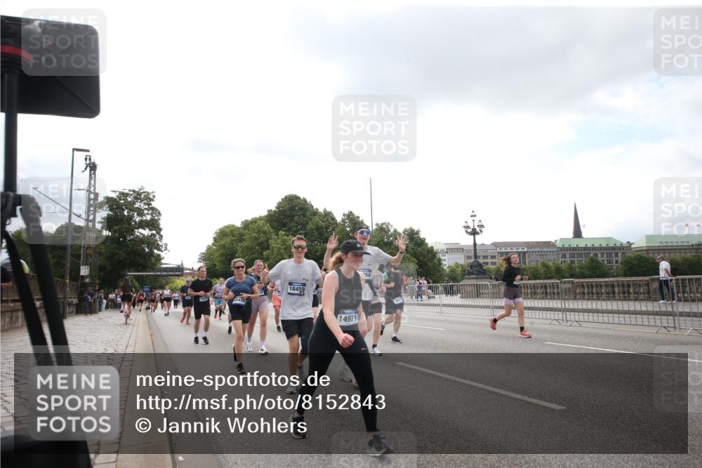 29.06.2025 - hella hamburg halbmarathon Jannik Wohlers http://msf.ph/oto/8152843 29.06.2025 10:44:17 Lombardsbrücke 2674, 3506, 4215, 4968, 5355, 5649, 6002, 7216, 8582, 9084, 9085, 9331, 9333, 9397, 9536, 10006, 10416, 11272, 12318, 12409, 13262, 13288, 14325, 14350, 14681, 14971, 15809, 16101, 16232, 16494, 16577, 17372, 18454, 18459, 19133 meine-sportfotos.de