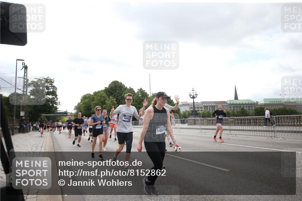29.06.2025 - hella hamburg halbmarathon Jannik Wohlers http://msf.ph/oto/8152862 29.06.2025 10:44:17 Lombardsbrücke 2674, 3506, 4215, 4968, 5355, 5649, 6002, 7216, 8582, 9084, 9085, 9331, 9333, 9397, 9536, 10006, 10416, 11272, 12318, 12409, 13262, 13288, 14325, 14350, 14681, 14971, 15809, 16101, 16232, 16494, 16577, 17372, 18454, 18459, 19133 meine-sportfotos.de