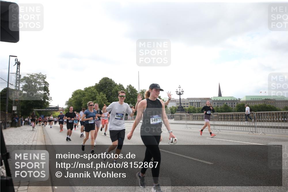 29.06.2025 - hella hamburg halbmarathon Jannik Wohlers http://msf.ph/oto/8152867 29.06.2025 10:44:17 Lombardsbrücke 2674, 3506, 4215, 4968, 5355, 5649, 6002, 7216, 8582, 9084, 9085, 9331, 9333, 9397, 9536, 10006, 10416, 11272, 12318, 12409, 13262, 13288, 14325, 14350, 14681, 14971, 15809, 16101, 16232, 16494, 16577, 17372, 18454, 18459, 19133 meine-sportfotos.de