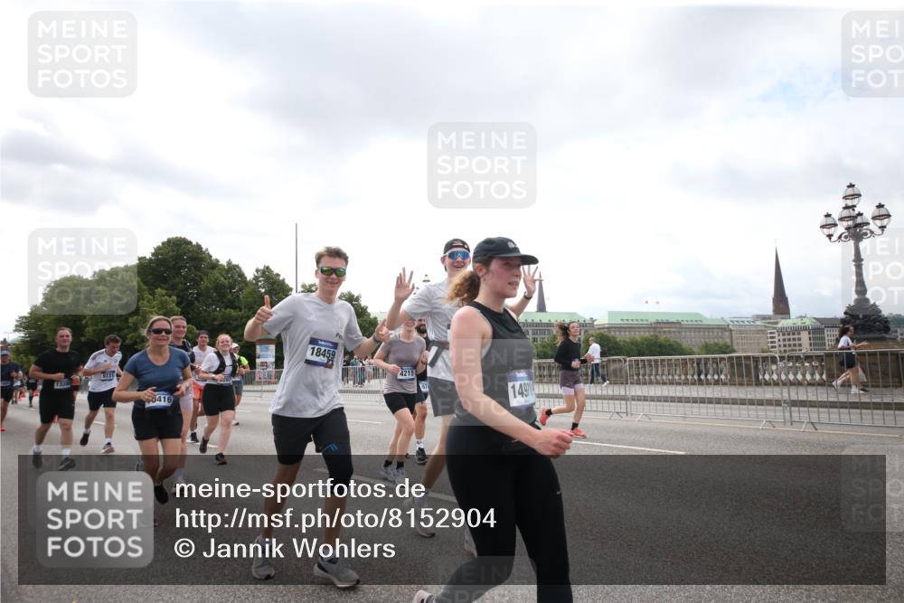 29.06.2025 - hella hamburg halbmarathon Jannik Wohlers http://msf.ph/oto/8152904 29.06.2025 10:44:17 Lombardsbrücke 2674, 3506, 4215, 4968, 5355, 5649, 6002, 7216, 8582, 9084, 9085, 9331, 9333, 9397, 9536, 10006, 10416, 11272, 12318, 12409, 13262, 13288, 14325, 14350, 14681, 14971, 15809, 16101, 16232, 16494, 16577, 17372, 18454, 18459, 19133 meine-sportfotos.de