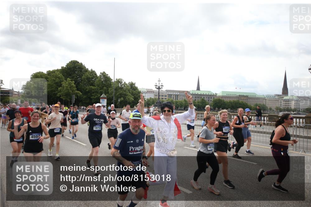 29.06.2025 - hella hamburg halbmarathon Jannik Wohlers http://msf.ph/oto/8153018 29.06.2025 10:45:00 Lombardsbrücke 1713, 1798, 2216, 2217, 2657, 2664, 2973, 3160, 3164, 3357, 3377, 3879, 3993, 4099, 4102, 4224, 4306, 4504, 4820, 4851, 5099, 5108, 5339, 5636, 5949, 6150, 6763, 6788, 6911, 6922, 6980, 7283, 7530, 7541, 7859, 8605, 9620, 10030, 10182, 10225, 10812, 11119, 11314, 11393, 11473, 11474, 11660, 11725, 11726, 12415, 12575, 12793, 12856, 12878, 12905, 13555, 13791, 13862, 14002, 14185, 14232, 14379, 14410, 14513, 14742, 15011, 15450, 15517, 15557, 15692, 15751, 18264 meine-sportfotos.de