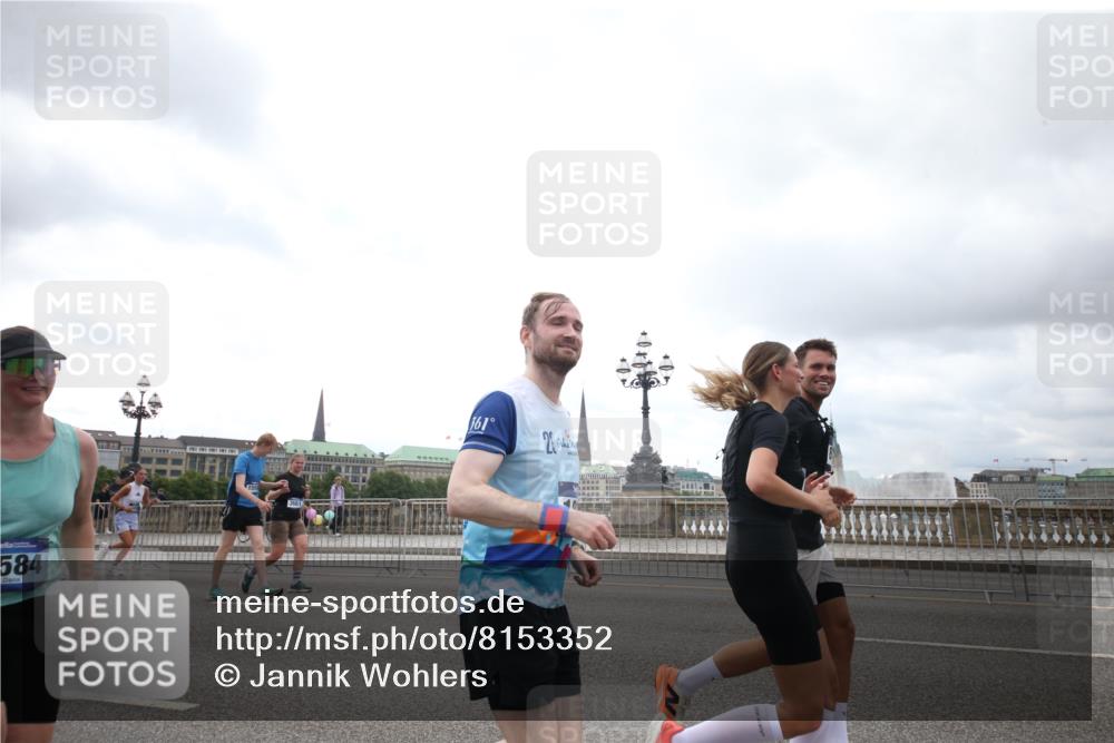 29.06.2025 - hella hamburg halbmarathon Jannik Wohlers http://msf.ph/oto/8153352 29.06.2025 10:48:19 Lombardsbrücke 1142, 1167, 1584, 2437, 2438, 2716, 2792, 5010, 7203, 7947, 7948, 8719, 8760, 9552, 9787, 10059, 10204, 10366, 10524, 10654, 10656, 11364, 11365, 11762, 11776, 11861, 13775, 13814, 13845, 14382, 15715, 15833, 16042, 16498, 16499, 16525, 16701, 16974, 17046, 18282, 18496, 18909, 19024, 19083, 19135 meine-sportfotos.de