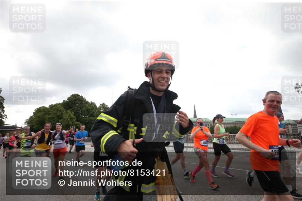 29.06.2025 - hella hamburg halbmarathon Jannik Wohlers http://msf.ph/oto/8153421 29.06.2025 10:48:43 Lombardsbrücke 2160, 2395, 2541, 2713, 2927, 3070, 3086, 3253, 4403, 4525, 4527, 5118, 5479, 5480, 5551, 6015, 6566, 6979, 7931, 7936, 8549, 9245, 9341, 9359, 10033, 10038, 10081, 10479, 10782, 10785, 11000, 11031, 11192, 11601, 11681, 11690, 11741, 11865, 12010, 12173, 12380, 12664, 12881, 12882, 13426, 13507, 13564, 13565, 14080, 14081, 14623, 15064, 15100, 15159, 15176, 15411, 15530, 15597, 15631, 15771, 16012, 16759, 17287, 17315, 17538, 17647, 17693, 18016, 18453 meine-sportfotos.de