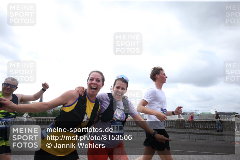 29.06.2025 - hella hamburg halbmarathon Jannik Wohlers http://msf.ph/oto/8153506 29.06.2025 10:48:46 Lombardsbrücke 1525, 2395, 2541, 2713, 2927, 3070, 3086, 3232, 3253, 4403, 4525, 4527, 4809, 5118, 5463, 5551, 6566, 6979, 6989, 7931, 7936, 8549, 9245, 9341, 9359, 10033, 10038, 10081, 10130, 10479, 10782, 10785, 11000, 11031, 11192, 11601, 11681, 11741, 11865, 12010, 12173, 12380, 12664, 12881, 12882, 13426, 13564, 13565, 14080, 14081, 14623, 15064, 15159, 15176, 15411, 15530, 15597, 15631, 15771, 16012, 16759, 17287, 17315, 17538, 17647, 17693, 18016, 18453 meine-sportfotos.de