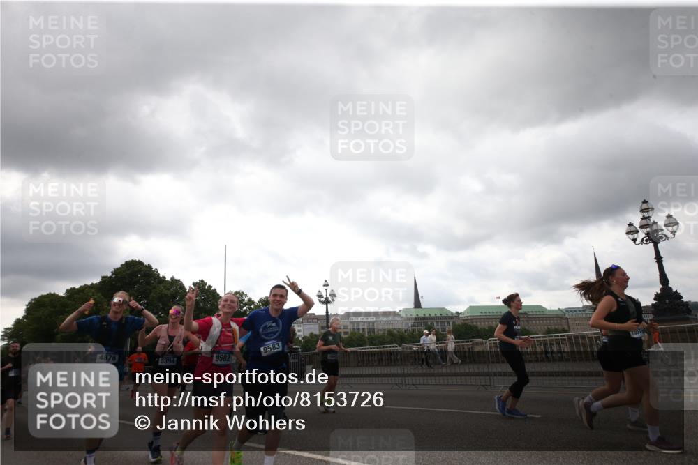 29.06.2025 - hella hamburg halbmarathon Jannik Wohlers http://msf.ph/oto/8153726 29.06.2025 10:51:06 Lombardsbrücke 1617, 1997, 2308, 2484, 2485, 2593, 2736, 2778, 4748, 4808, 4878, 5291, 5357, 5394, 5716, 5717, 6007, 6091, 6885, 6945, 6954, 6961, 7769, 7841, 7871, 7992, 8040, 8125, 8399, 8672, 9340, 9462, 9582, 9583, 9763, 10496, 11034, 11268, 11575, 11913, 12766, 13079, 13598, 13710, 13769, 15092, 15776, 16258, 16595, 16642, 16678, 16807, 17641, 19106 meine-sportfotos.de