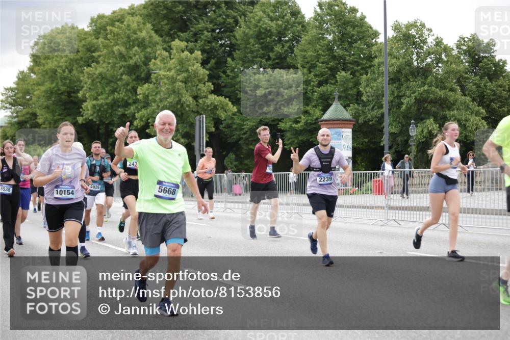 29.06.2025 - hella hamburg halbmarathon Jannik Wohlers http://msf.ph/oto/8153856 29.06.2025 11:00:25 Lombardsbrücke 1261, 1594, 2239, 2430, 2758, 2820, 2939, 3222, 3489, 3671, 4175, 4176, 4776, 4911, 4926, 5189, 5535, 5668, 5897, 5956, 6101, 6197, 6401, 6538, 6774, 7213, 7700, 7701, 7738, 7813, 8518, 8535, 8557, 8559, 8882, 10023, 10116, 10117, 10118, 10131, 10154, 10543, 10761, 11051, 12017, 12181, 12919, 12931, 13166, 13569, 13628, 14049, 14271, 14498, 14931, 15050, 15648, 15649, 16293, 17257, 17473, 17523, 17680, 17963, 18138, 18140, 18776 meine-sportfotos.de
