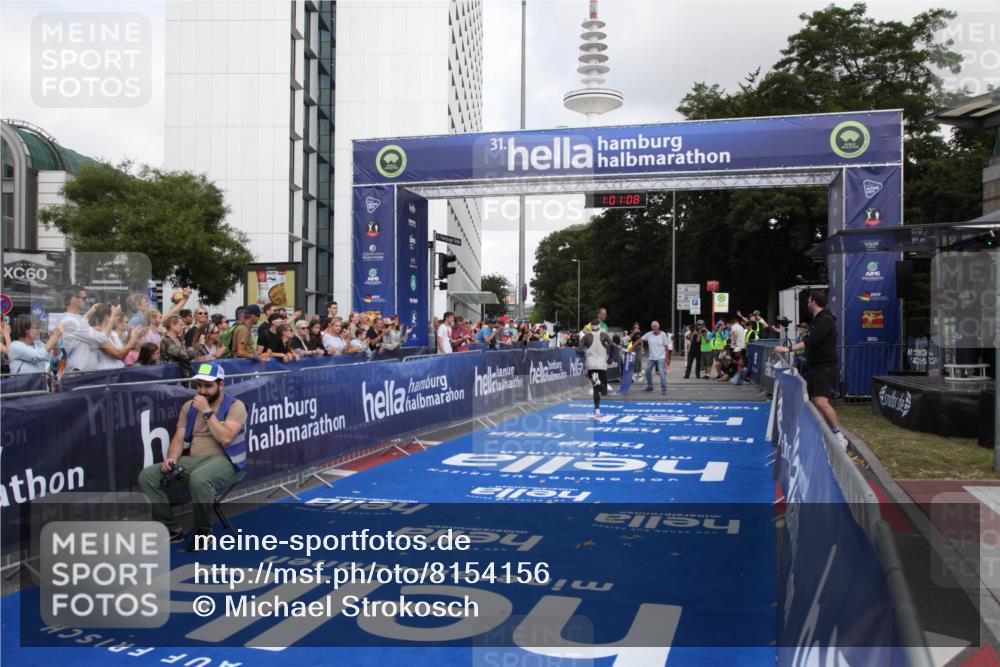 29.06.2025 - hella hamburg halbmarathon Michael Strokosch http://msf.ph/oto/8154156 29.06.2025 10:01:12 Ziel 5 meine-sportfotos.de