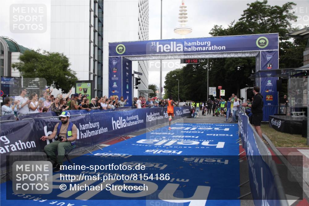 29.06.2025 - hella hamburg halbmarathon Michael Strokosch http://msf.ph/oto/8154186 29.06.2025 10:02:00 Ziel 4 meine-sportfotos.de