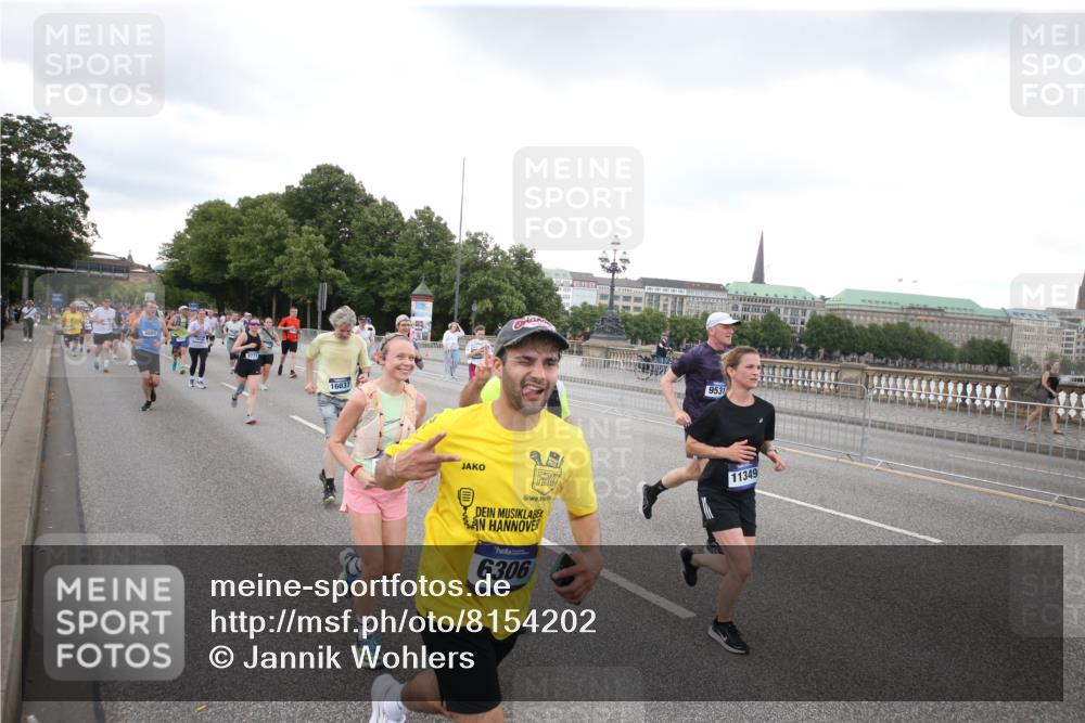 29.06.2025 - hella hamburg halbmarathon Jannik Wohlers http://msf.ph/oto/8154202 29.06.2025 10:53:20 Lombardsbrücke 1687, 1753, 2079, 2429, 3055, 4595, 4801, 5430, 5856, 5857, 6039, 6273, 6306, 6913, 6996, 7039, 7537, 7611, 7614, 7890, 9077, 9531, 9572, 9771, 11493, 12068, 12259, 12459, 13316, 14799, 14927, 15047, 15118, 15191, 15290, 15292, 15498, 15804, 15821, 15822, 16313, 16748, 17236, 17255, 17309, 17709, 18057, 18059, 18079, 18083, 18532, 18609, 18902 meine-sportfotos.de