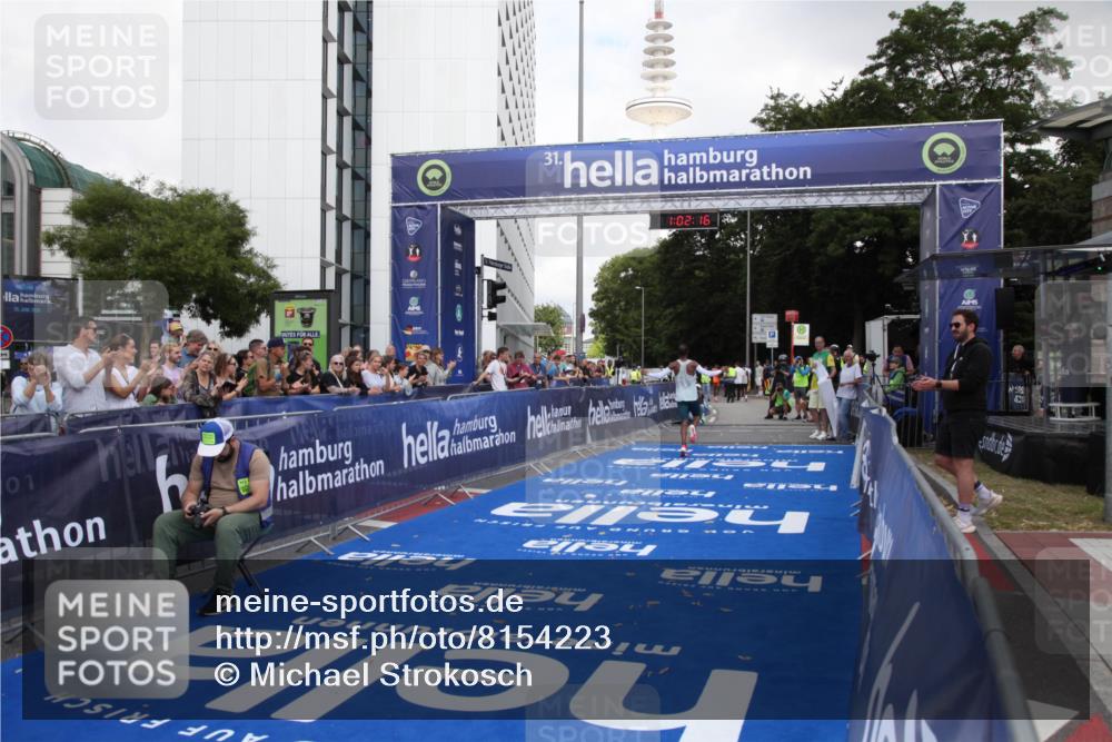 29.06.2025 - hella hamburg halbmarathon Michael Strokosch http://msf.ph/oto/8154223 29.06.2025 10:02:20 Ziel 11, 25 meine-sportfotos.de