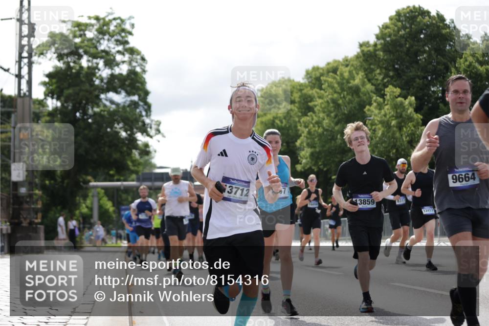 29.06.2025 - hella hamburg halbmarathon Jannik Wohlers http://msf.ph/oto/8154316 29.06.2025 10:16:12 Lombardsbrücke 1244, 1825, 2347, 2912, 3030, 3156, 3176, 3484, 3687, 4478, 5036, 5037, 6024, 6488, 7158, 7358, 8295, 8317, 8707, 8847, 8857, 9332, 9492, 9664, 9676, 9810, 10076, 10232, 10575, 11236, 11335, 11428, 11442, 11752, 12230, 12417, 12872, 12911, 13114, 13220, 13712, 13727, 13835, 13859, 14219, 14857, 15658, 15861, 16098, 16100, 16186, 16199, 16376, 16456, 16607, 16740, 16856, 17422, 17604, 17694, 17838, 17845, 17854, 17857, 17942 meine-sportfotos.de