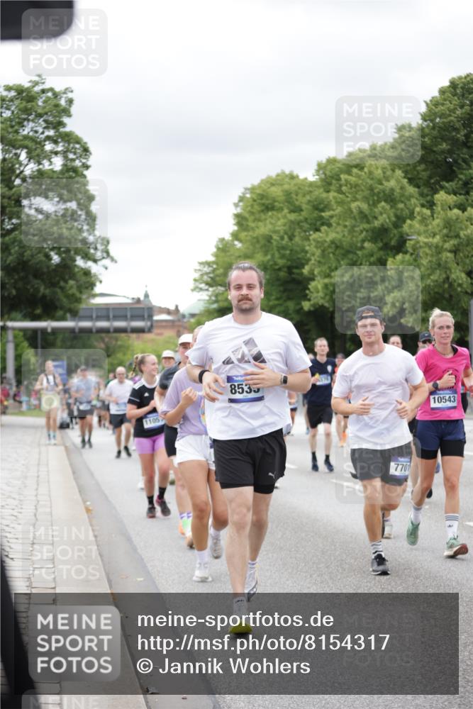 29.06.2025 - hella hamburg halbmarathon Jannik Wohlers http://msf.ph/oto/8154317 29.06.2025 11:00:34 Lombardsbrücke 1181, 2239, 2430, 2607, 2791, 2799, 2825, 2939, 3487, 3489, 3671, 4054, 4440, 4457, 4576, 4776, 4840, 4911, 4926, 5189, 5897, 5956, 6378, 6401, 6538, 7700, 7701, 7738, 8518, 8535, 8882, 9184, 9609, 9662, 9666, 10023, 10102, 10116, 10131, 10154, 10250, 10543, 10638, 10761, 11016, 11051, 12017, 12181, 12511, 12587, 13136, 13166, 13628, 13768, 14049, 14231, 14271, 14498, 14708, 14931, 15340, 15341, 15648, 15649, 17257, 17963, 18138, 18140 meine-sportfotos.de