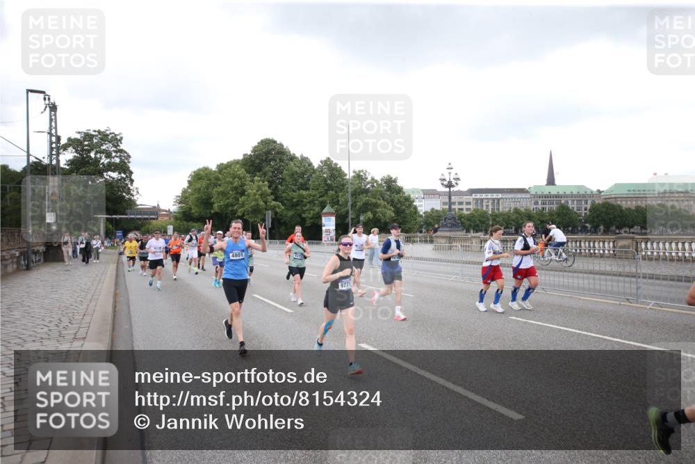 29.06.2025 - hella hamburg halbmarathon Jannik Wohlers http://msf.ph/oto/8154324 29.06.2025 10:53:23 Lombardsbrücke 1017, 1687, 1744, 1753, 2079, 3055, 4801, 5430, 5856, 5857, 5964, 6039, 6192, 6273, 6306, 6913, 6996, 7039, 7537, 7614, 7890, 8924, 9503, 9531, 9572, 9771, 11390, 11472, 11493, 12283, 13316, 13350, 14665, 14799, 14927, 15047, 15118, 15191, 15290, 15292, 15804, 15821, 15822, 16313, 16748, 17255, 17309, 17709, 18059, 18083, 18365, 18902 meine-sportfotos.de