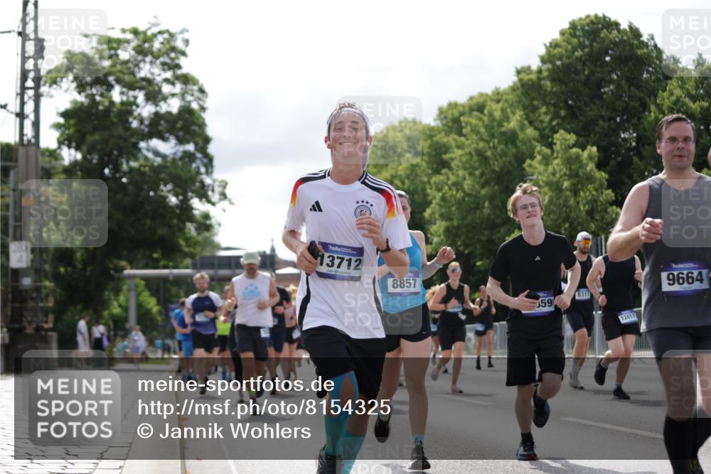 29.06.2025 - hella hamburg halbmarathon Jannik Wohlers http://msf.ph/oto/8154325 29.06.2025 10:16:12 Lombardsbrücke 1244, 1825, 2347, 2912, 3030, 3156, 3176, 3484, 3687, 4478, 5036, 5037, 6024, 6488, 7158, 7358, 8295, 8317, 8707, 8847, 8857, 9332, 9492, 9664, 9676, 9810, 10076, 10232, 10575, 11236, 11335, 11428, 11442, 11752, 12230, 12417, 12872, 12911, 13114, 13220, 13712, 13727, 13835, 13859, 14219, 14857, 15658, 15861, 16098, 16100, 16186, 16199, 16376, 16456, 16607, 16740, 16856, 17422, 17604, 17694, 17838, 17845, 17854, 17857, 17942 meine-sportfotos.de