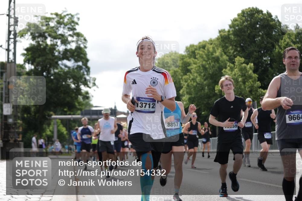 29.06.2025 - hella hamburg halbmarathon Jannik Wohlers http://msf.ph/oto/8154332 29.06.2025 10:16:12 Lombardsbrücke 1244, 1825, 2347, 2912, 3030, 3156, 3176, 3484, 3687, 4478, 5036, 5037, 6024, 6488, 7158, 7358, 8295, 8317, 8707, 8847, 8857, 9332, 9492, 9664, 9676, 9810, 10076, 10232, 10575, 11236, 11335, 11428, 11442, 11752, 12230, 12417, 12872, 12911, 13114, 13220, 13712, 13727, 13835, 13859, 14219, 14857, 15658, 15861, 16098, 16100, 16186, 16199, 16376, 16456, 16607, 16740, 16856, 17422, 17604, 17694, 17838, 17845, 17854, 17857, 17942 meine-sportfotos.de