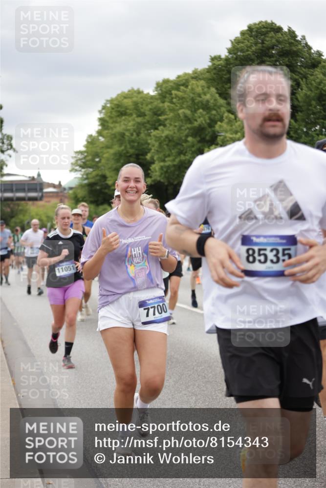 29.06.2025 - hella hamburg halbmarathon Jannik Wohlers http://msf.ph/oto/8154343 29.06.2025 11:00:35 Lombardsbrücke 1181, 2239, 2430, 2607, 2791, 2799, 2825, 2939, 3487, 3489, 3671, 4054, 4440, 4457, 4576, 4776, 4840, 4911, 4926, 5189, 5897, 5956, 6378, 6401, 6538, 7700, 7701, 7738, 8518, 8535, 8882, 9184, 9609, 9662, 9666, 10023, 10102, 10116, 10131, 10154, 10250, 10543, 10638, 10761, 11016, 11051, 12017, 12181, 12511, 12587, 13136, 13166, 13628, 13768, 14049, 14231, 14271, 14498, 14565, 14566, 14708, 14931, 15340, 15341, 15648, 15649, 17257, 17963, 18138, 18140 meine-sportfotos.de
