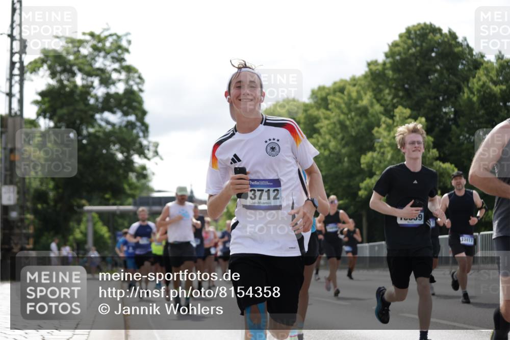 29.06.2025 - hella hamburg halbmarathon Jannik Wohlers http://msf.ph/oto/8154358 29.06.2025 10:16:12 Lombardsbrücke 1244, 1825, 2347, 2912, 3030, 3156, 3176, 3484, 3687, 4478, 5036, 5037, 6024, 6488, 7158, 7358, 8295, 8317, 8707, 8847, 8857, 9332, 9492, 9664, 9676, 9810, 10076, 10232, 10575, 11236, 11335, 11428, 11442, 11752, 12230, 12417, 12872, 12911, 13114, 13220, 13712, 13727, 13835, 13859, 14219, 14857, 15658, 15861, 16098, 16100, 16186, 16199, 16376, 16456, 16607, 16740, 16856, 17422, 17604, 17694, 17838, 17845, 17854, 17857, 17942 meine-sportfotos.de
