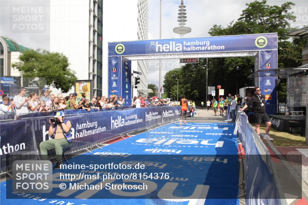 29.06.2025 - hella hamburg halbmarathon Michael Strokosch http://msf.ph/oto/8154376 29.06.2025 10:02:50 Ziel 10 meine-sportfotos.de