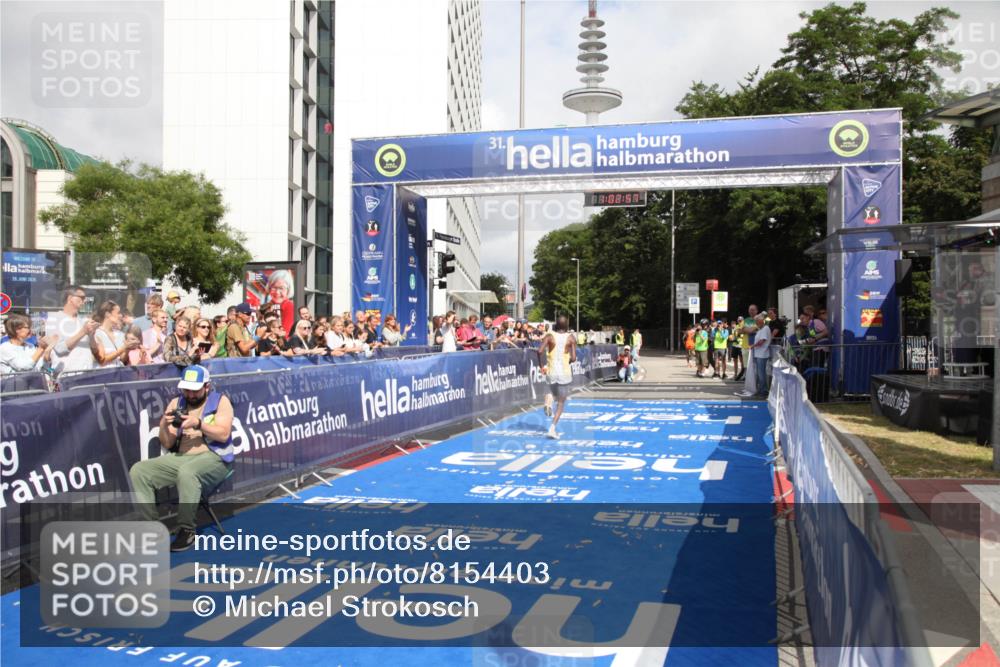 29.06.2025 - hella hamburg halbmarathon Michael Strokosch http://msf.ph/oto/8154403 29.06.2025 10:03:00 Ziel 7, 9 meine-sportfotos.de