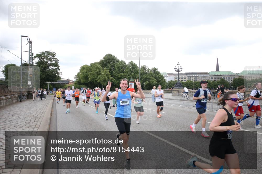 29.06.2025 - hella hamburg halbmarathon Jannik Wohlers http://msf.ph/oto/8154443 29.06.2025 10:53:24 Lombardsbrücke 1017, 1687, 1744, 1753, 2079, 2372, 3055, 4801, 5430, 5856, 5857, 5964, 6039, 6192, 6273, 6913, 6996, 7039, 7614, 7890, 8924, 9503, 9531, 9572, 9771, 11390, 11472, 11493, 12283, 12611, 13316, 13350, 14665, 14799, 14927, 15047, 15191, 15290, 15292, 15821, 15822, 16313, 16748, 17255, 17309, 17709, 18059, 18083, 18348, 18365, 18902 meine-sportfotos.de